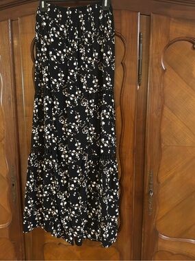 Love Wish Black Floral Flowy Pants with cute bottom detail  size small #1138